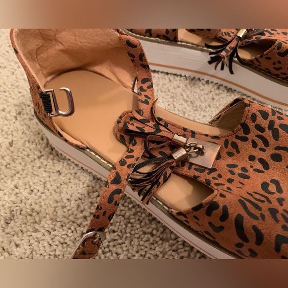 (NWOT) Cheetah Pattern Sandals - Picture 6 of 8